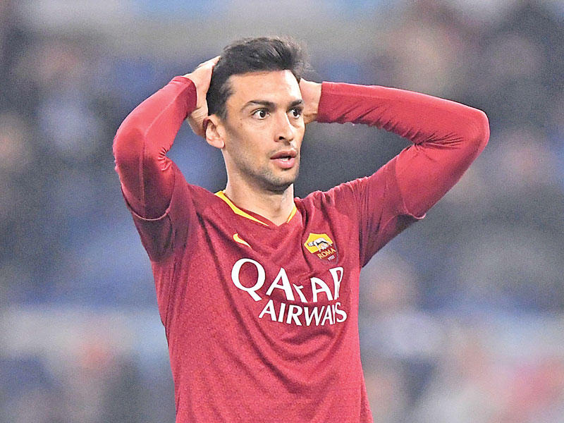 لاعب وسط روما الإيطالي خافيير باستوري