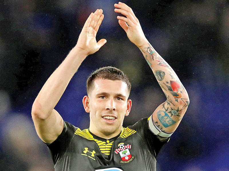 لاعب خط الوسط الدنماركي بيار-اميل هويبيرغ 