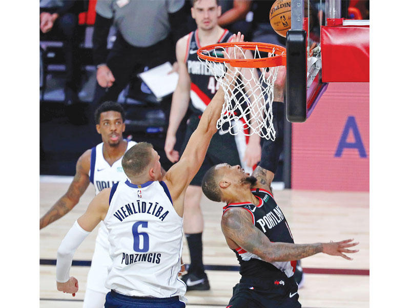 ليلارد نجم بورتلاند في محاولة للتسجيل في سلة دالاس