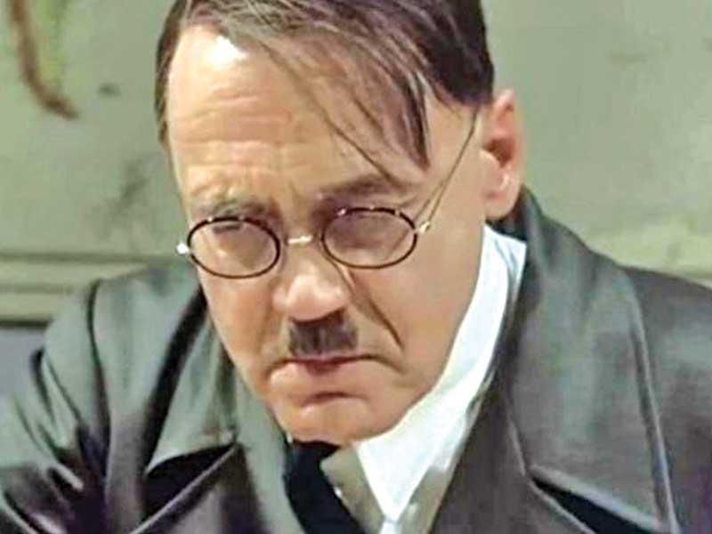 مشهد تمثيلي لشخصية ادولف هتلر