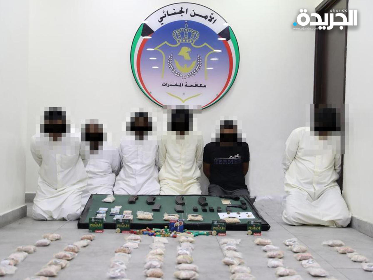 عناصر الشبكة وأمامهم الممنوعات المضبوطة 