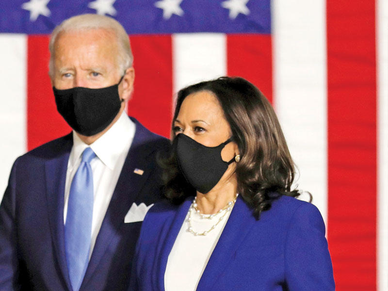 بايدن وهاريس بأول ظهور مشترك في ويلمنغتون أمس الأول (رويترز)