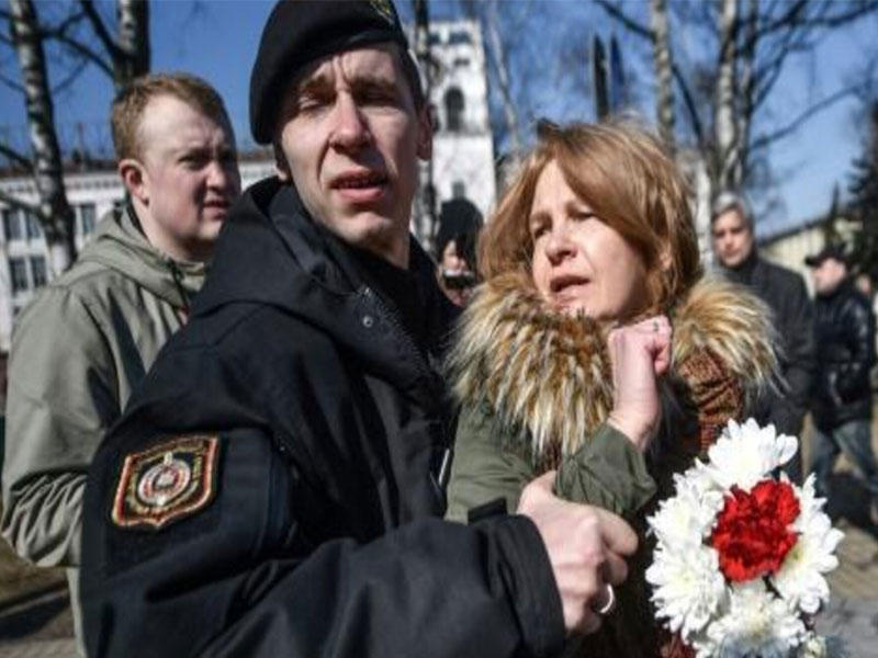 الشرطة في بيلاروس تعتقل احدى انصار المعارضة التي كانت تحمل زهورا خلال تظاهرة في مينسك 