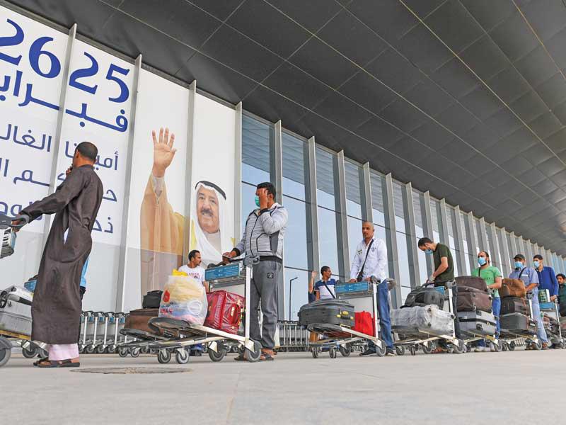 مخالفو الإقامة أثناء مغادرتهم الكويت  (أرشيف)