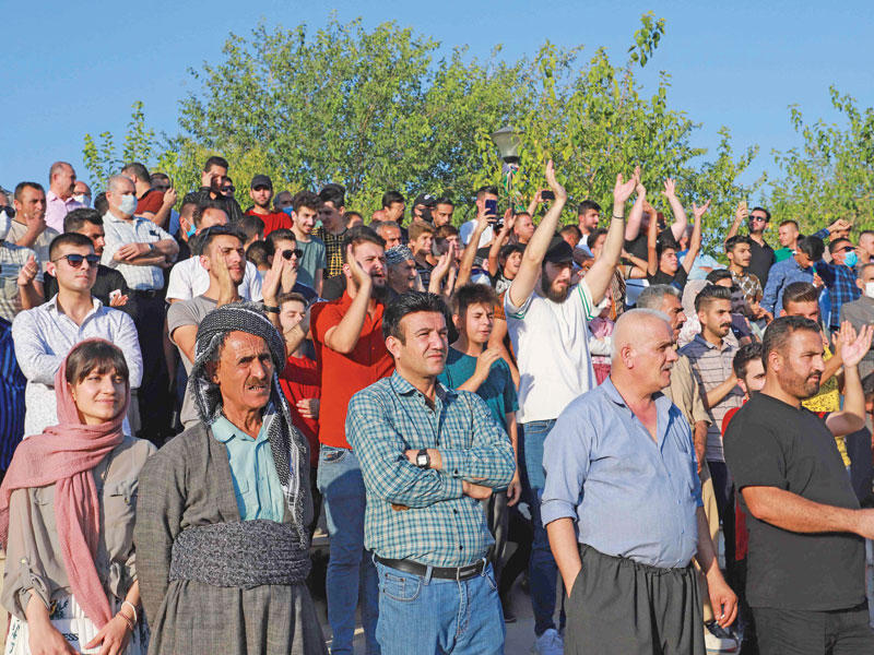 أكراد عراقيون يتظاهرون في السليمانية مطالبين باستقالة حكومة الإقليم بسبب الوضع الاقتصادي           (أ ف ب)