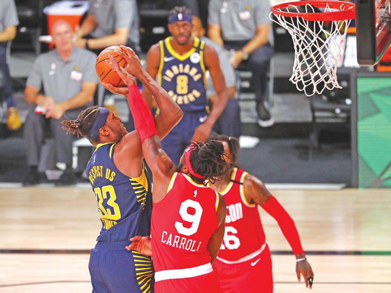 تورنير نجم بيسرز في محاولة للتسجيل في سلة روكتس