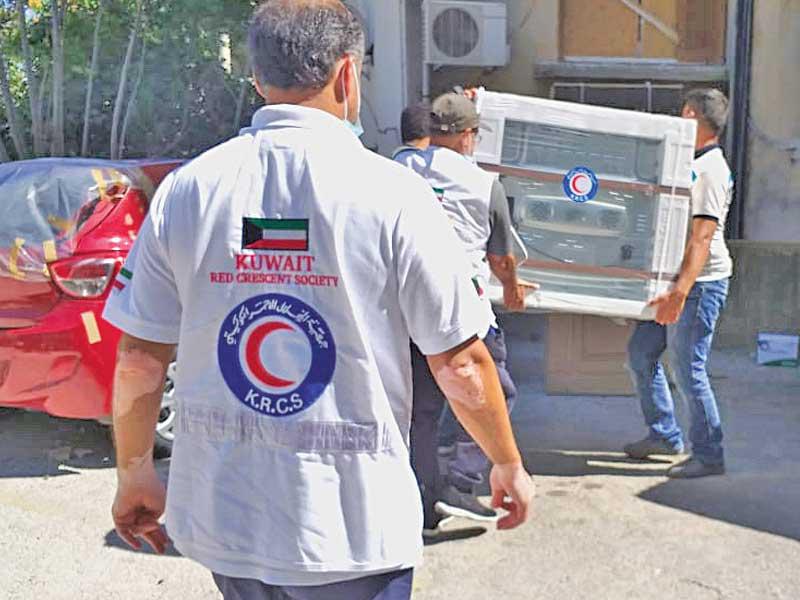 متطوعو «الهلال الأحمر» خلال توزيع المساعدات على متضرري بيروت