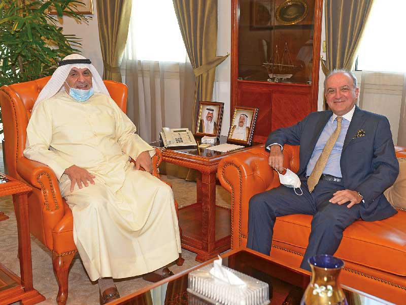 محمد جاسم الصقر، رئيس غرفة تجارة وصناعة الكويت مستقبلاً السفير اليوناني