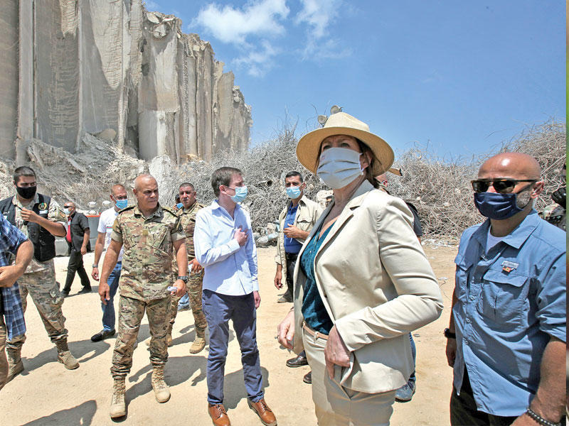  هيل برفقة السفيرة الأميركية خلال جولة تفقدية في مرفأ بيروت أمس (رويترز)