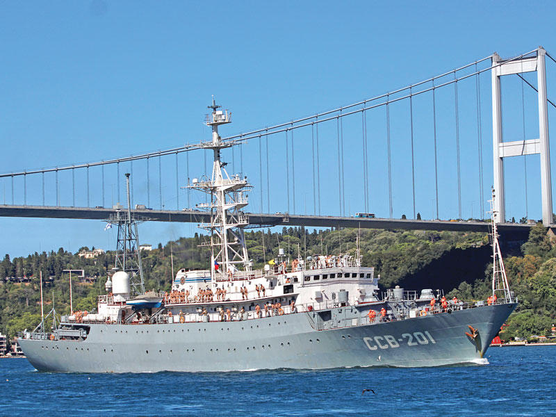 سفينة روسية استخبارية تعبر البوسفور أمس الأول (رويترز)