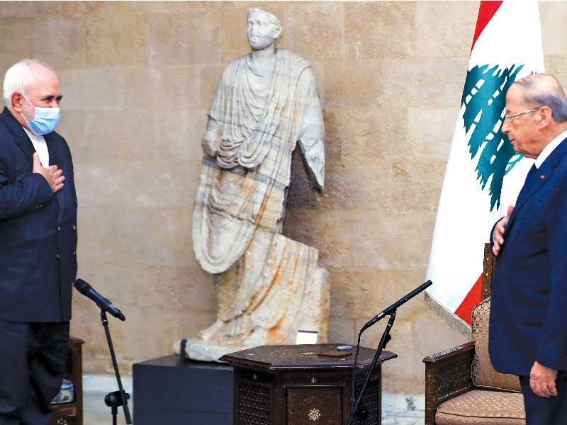 الرئيس اللبناني ميشال عون مرحباً بوزير الخارجية الايراني محمد جواد ظريف بالقصر الرئاسي في بعبدا أمس الأول (أ ف ب)n
