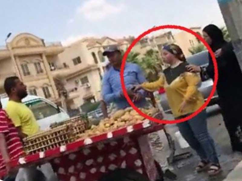موظفة في مدينة القاهرة الجديدة تتعامل بحدة مع الباعة الجائلين بهدف اخلاء الشارع