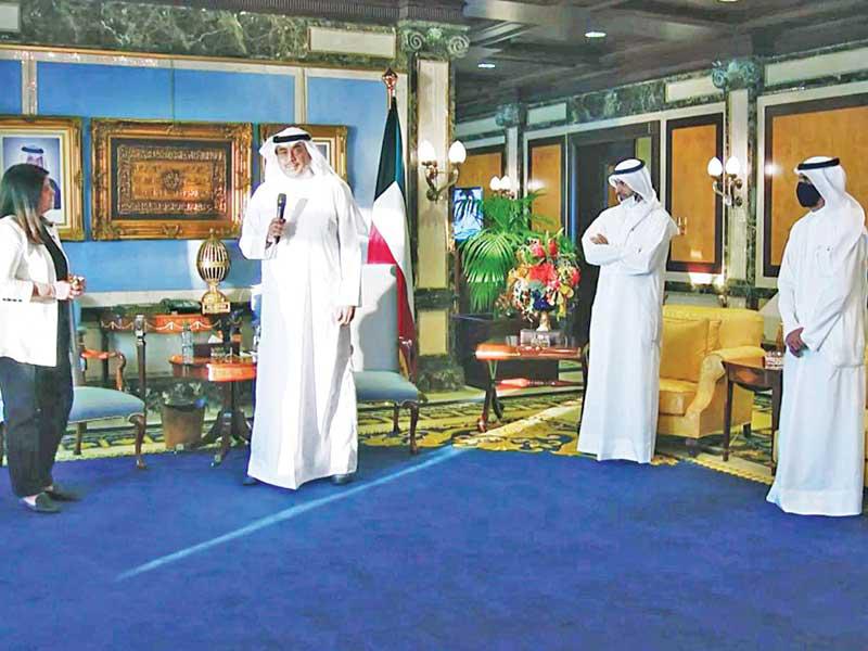 سمو الشيخ صباح الخالد خلال استقباله د. رنا الفارس ومسؤولي «السكنية»