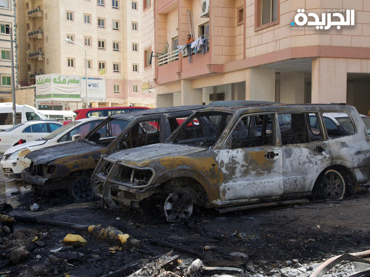  جانب من السيارات المحترقة 