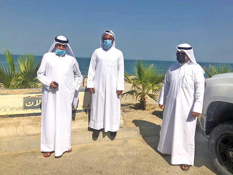 الهزيم يتوسط فريق الطوارئ خلال إزالة الحواجز أمام الشواطئ