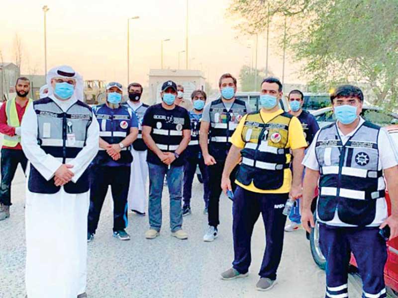 رئيس فريق الضبطية القضائية التابع لوزارة الكهرباء والماء عدنان دشتي وفريق الضبطية القضائية خلال الحملة على اسطبلات الأحمدي 