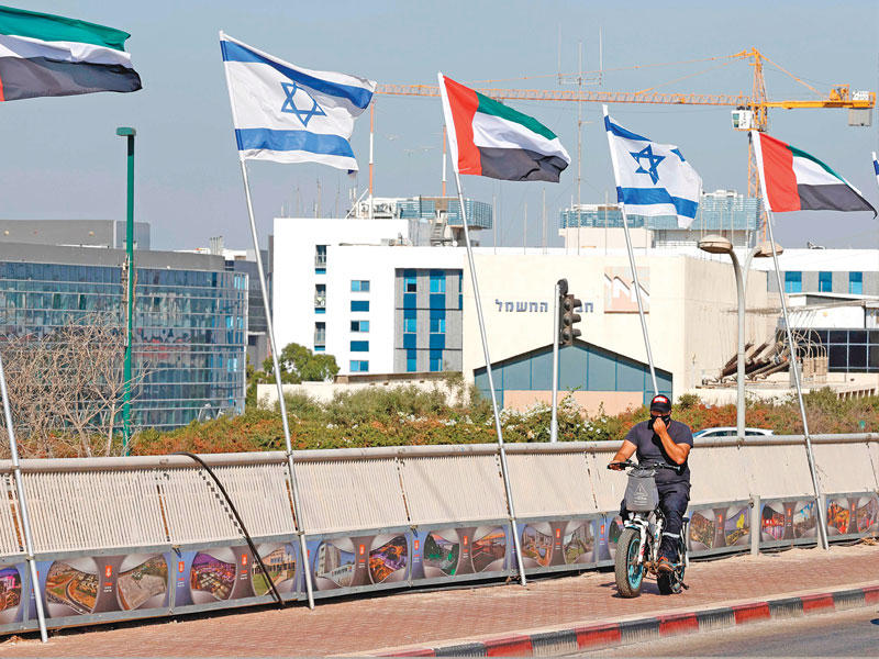 أعلام إسرائيل والإمارات رفعت في مدينة نتانيا الإسرائيلية على البحر المتوسط (أ ف ب )