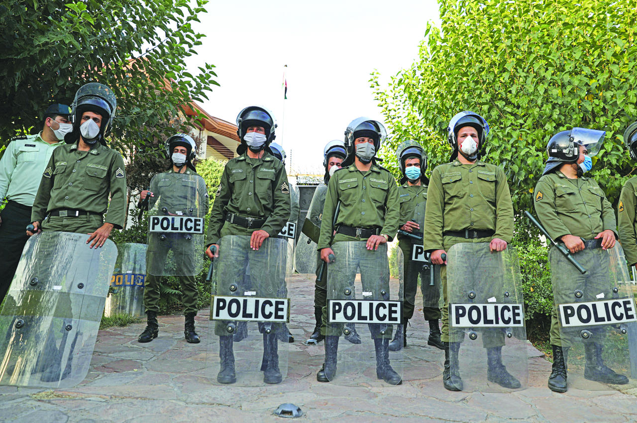 شرطيون إيرانيون يحرسون سفارة الإمارات في طهران أمس الأولt(رويترز)