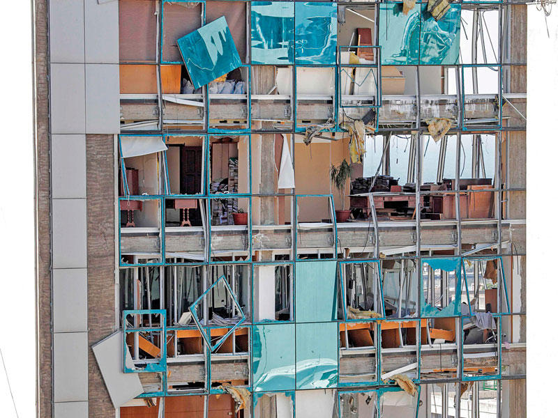 واجهة عمارة متضرّرة بفعل انفجار مرفأ بيروت (أ ف ب)