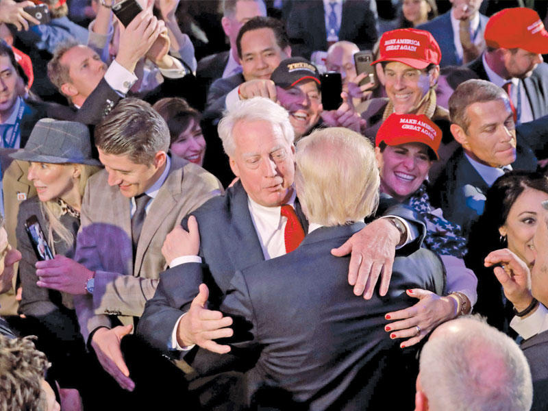 ترامب يحتضن شقيقه الراحل في نيويورك       (أ ف ب)