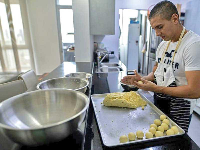  الطيّار الكولومبي خوان سالازار الخبز المنزلي ويبيعه في بنما