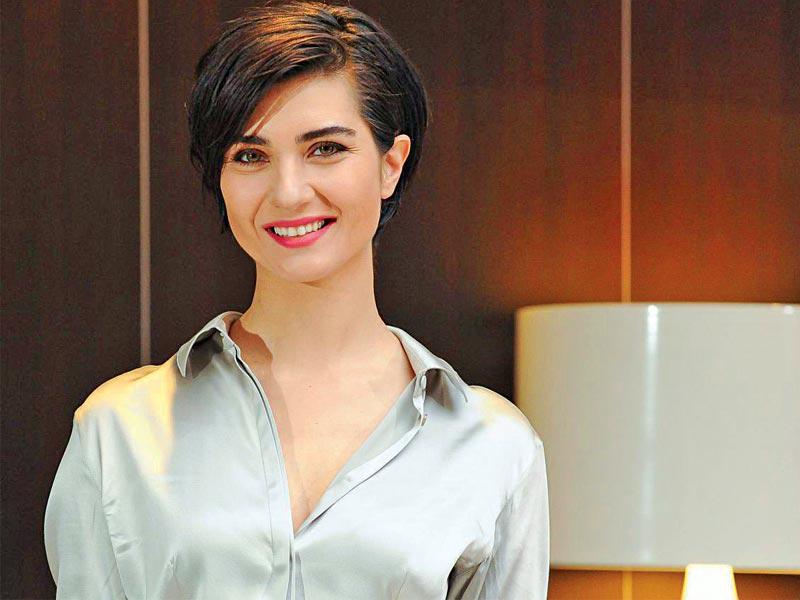 النجمة التركية ​توبا بويوكستون​