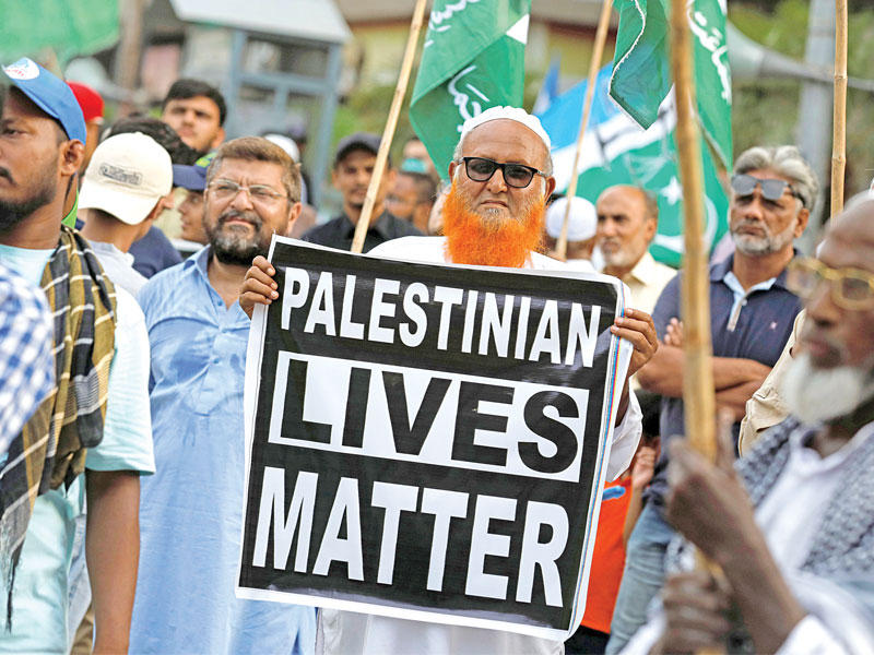 أنصار «الجماعة الإسلامية» الباكستانية التي تتبنى فكر «الإخوان المسلمين» يتظاهرون ضد الاتفاق بين الإمارات وإسرائيل في كراتشي أمس الأول (رويترز)