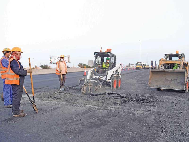 جانب من أعمال صيانة طريق الفحيحيل