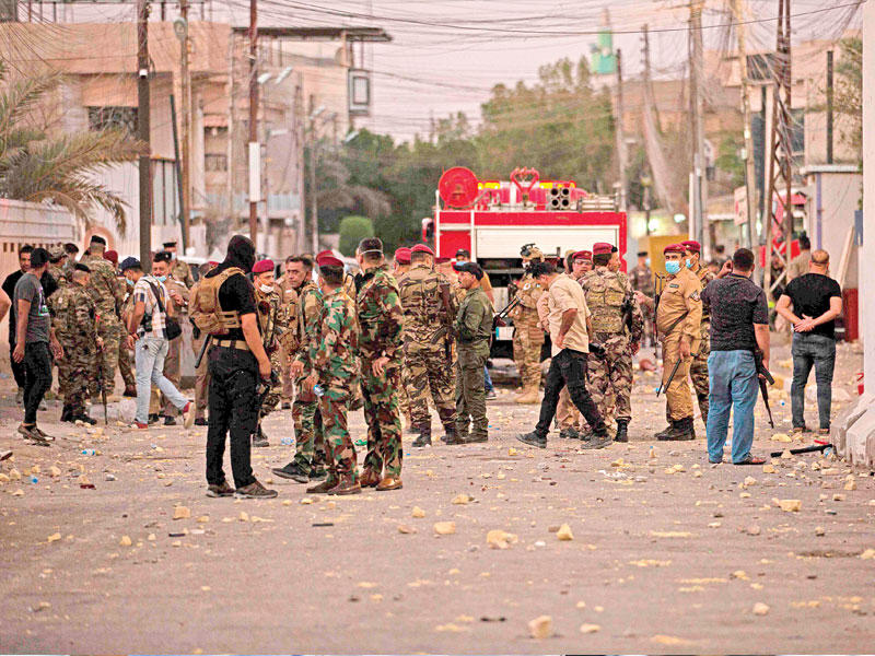 عناصر أمنية عراقية خلال مواجهات مع المتظاهرين في البصرة أمس         (أ ف ب)
