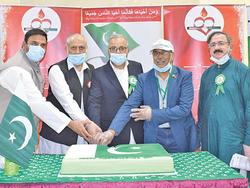 سفير باكستان وأعضاء بالجمعية خلال الحملة 