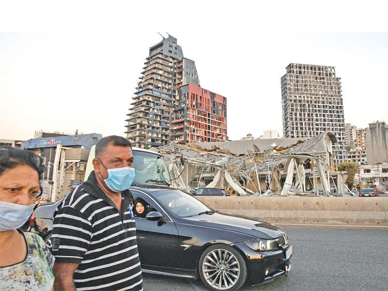 لبنانيون على واجهة بيروت البحرية قرب المرفأ أمس الأول (رويترز)