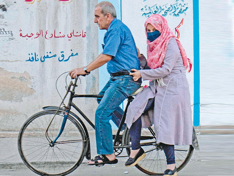 سوري وزوجته على دراجة في القامشلي أمس الأول (أ ف ب)