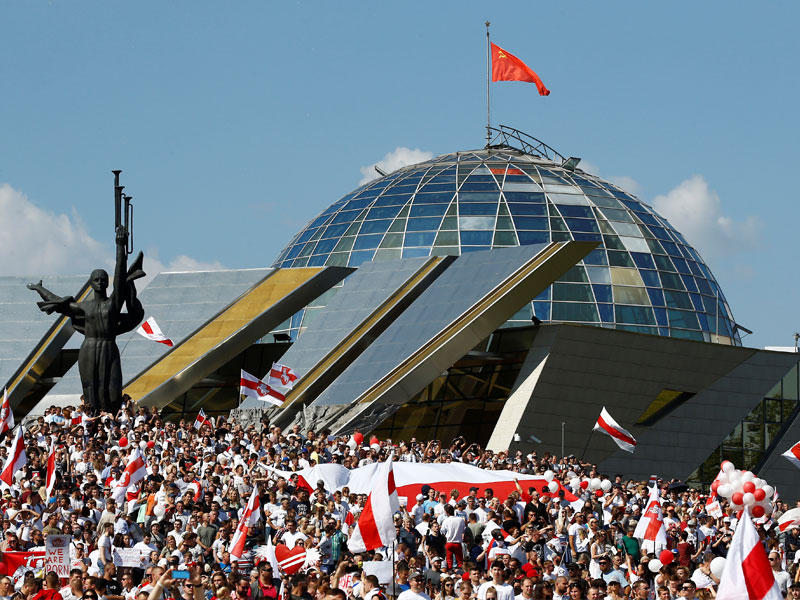 متظاهرون معارضون للوكاشينكو في مينسك أمس الأول (رويترز)