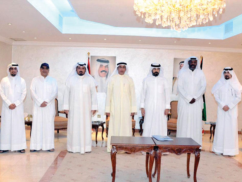 صورة جماعية لمجلس إدارة اتحاد «الطائرة» بعد الاجتماع