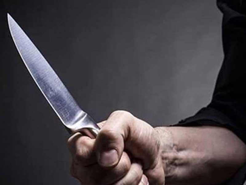 فرنسي يطعن حارسا