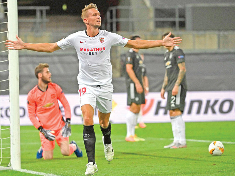 لوك دي يونغ نجم إشبيلية يحتفل بهدفه