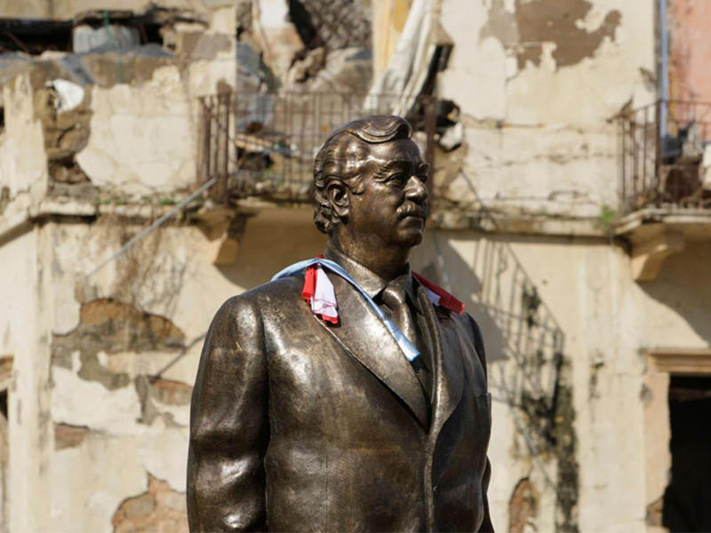 تمثال لرفيق الحريري يطل على موقع اغتياله، بيروت، لبنان