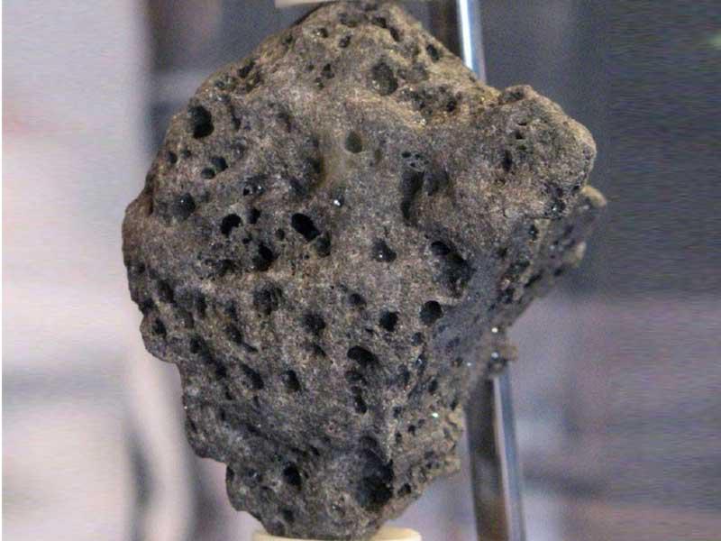  مجموعة نادرة من صخور القمر