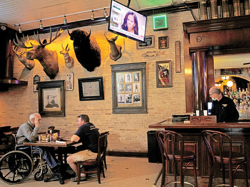 حانة تعرض خطاب ميشيل أوباما أمس الأول في ويسكونسون (رويترز)