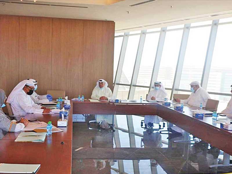  وكيل وزارة التربية بالإنابة الوكيل المساعد للتنمية التربوية والأنشطة فيصل المقصيد  مترئسا الاجتماع