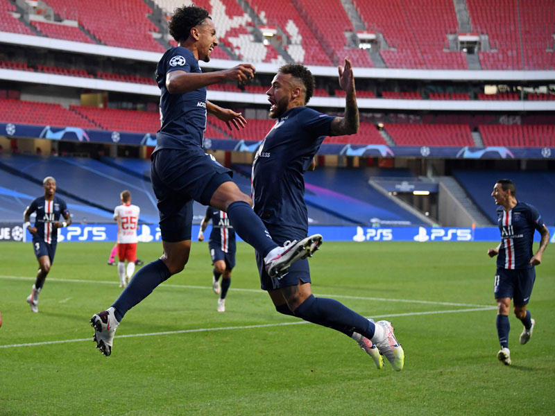 فرحة لاعبي باريس سان جرمان بعد إحراز الهدف الأول