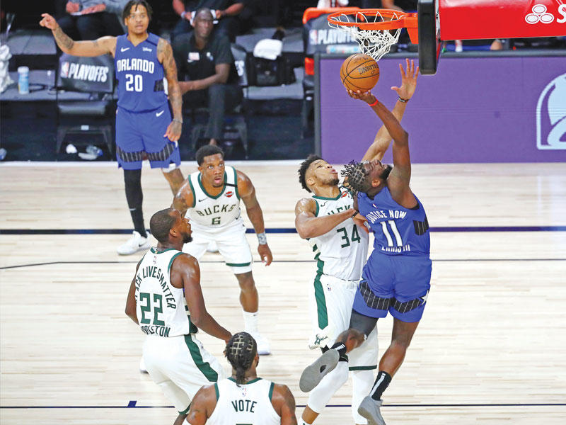 إينيس نجم أورلاندو ماجيك يسجل في سلة ميلووكي باكس