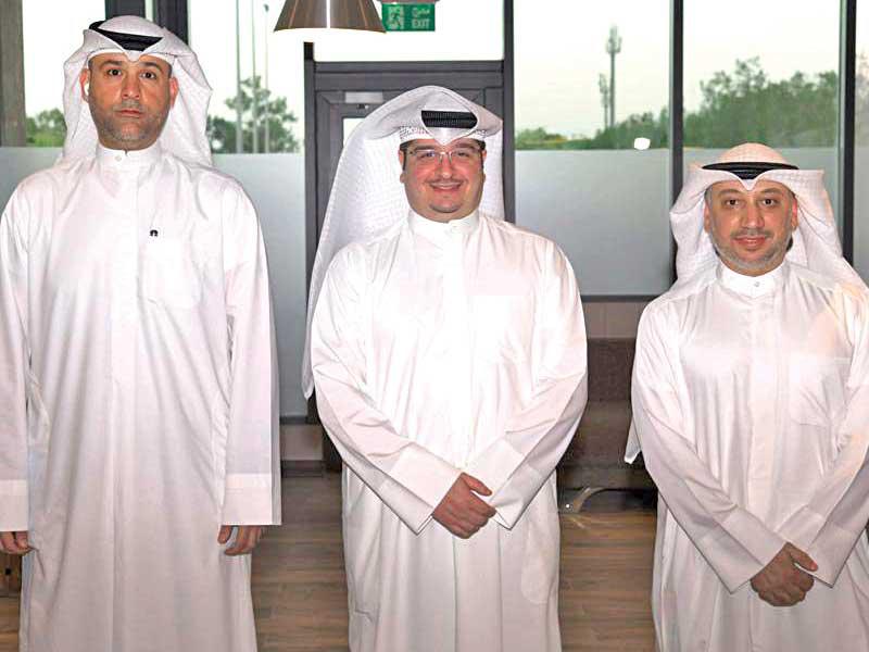 من اليسار صالح الصالح ونواف المشري وعبدالله شهاب خلال المؤتمر    t(تصوير ميلاد غالي)