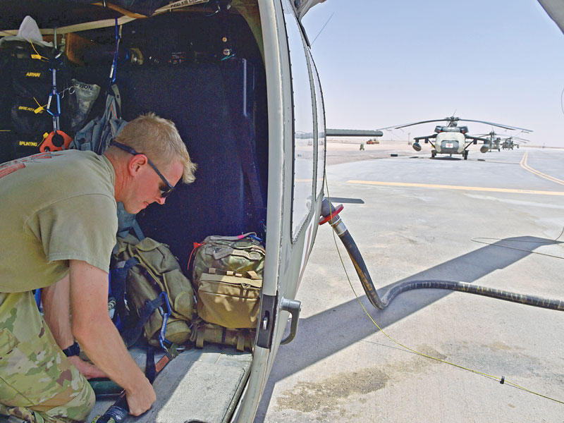 صورة نشرتها القيادة المركزية لسلاح الجو الأميركي تظهر قيام عناصرها بتجهيزات لتزويد الطائرات المقاتلة بالوقود في قاعدة الأمير سلطان بالسعودية أمس (تويتر)