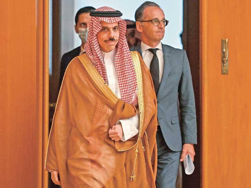 وزير الخارجية السعودي فيصل بن فرحان ونظيره الألماني يتجهان إلى مؤتمرهما الصحافي في برلين أمس (أ ف ب)n