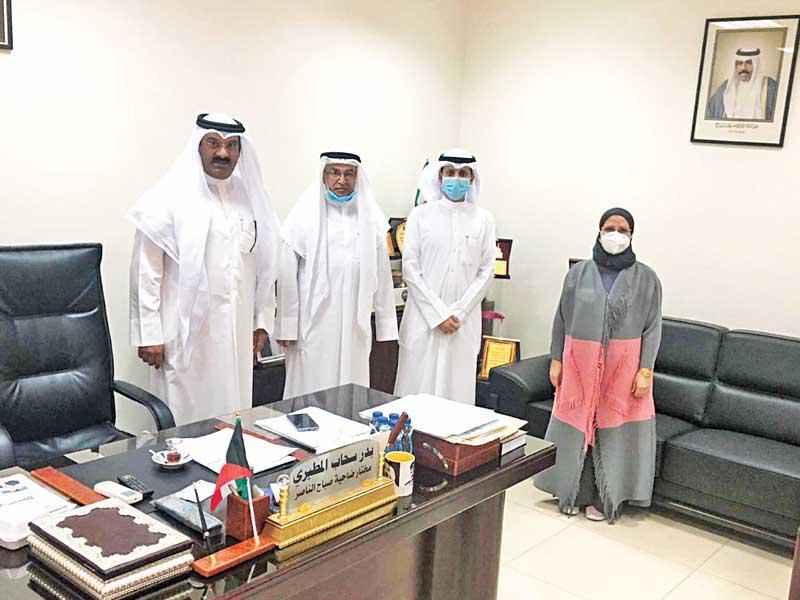 رئيسة الجمعية الكويتية لدعم المخترعين والابتكار الدكتورة فاطمة الثلاب مع مختار منطقة صباح الناصر بدر المطيري