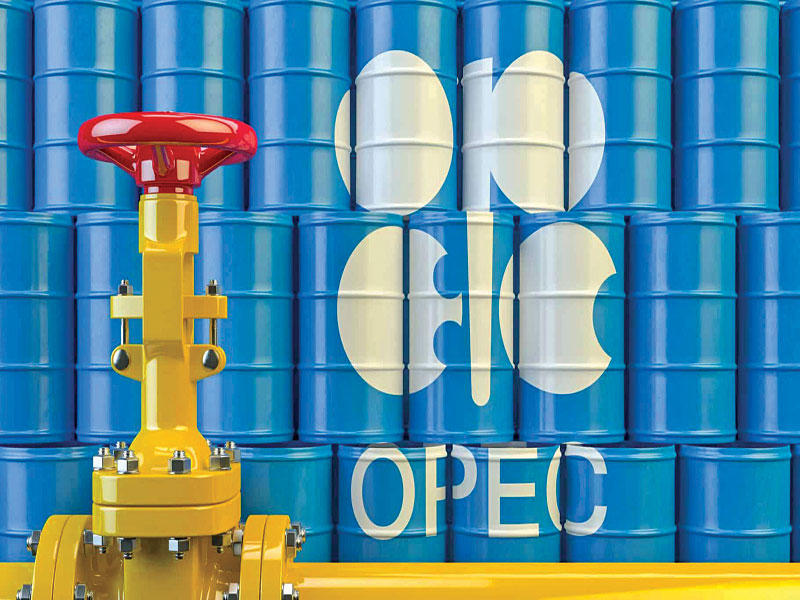 النفط يهبط مع مخاطر الطلب وانخفاض محدود بالمخزونات