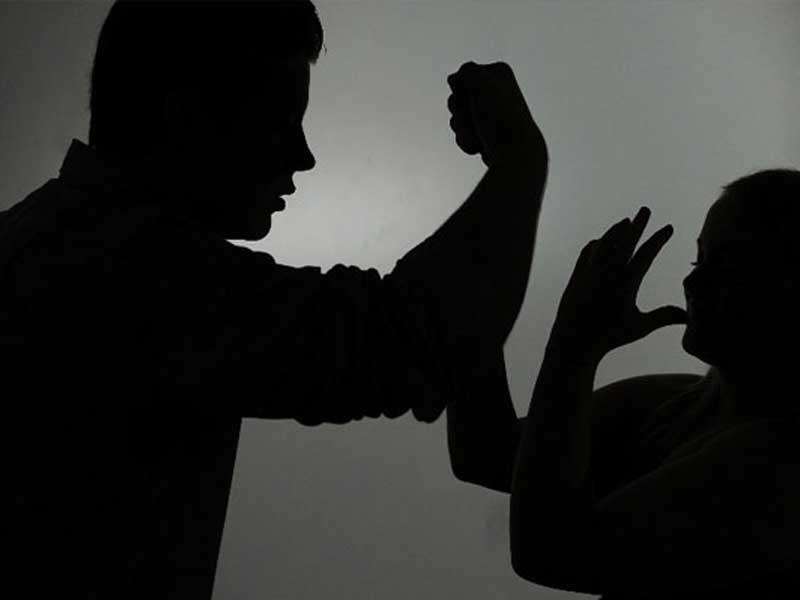 حبس ضابط شرطة مفصول، متهم بتعذيب طفلة