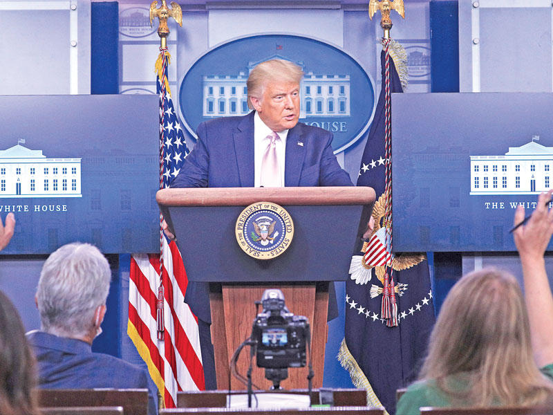 ترامب متحدثاً للصحافيين في البيت الأبيض أمس	 (رويترز)