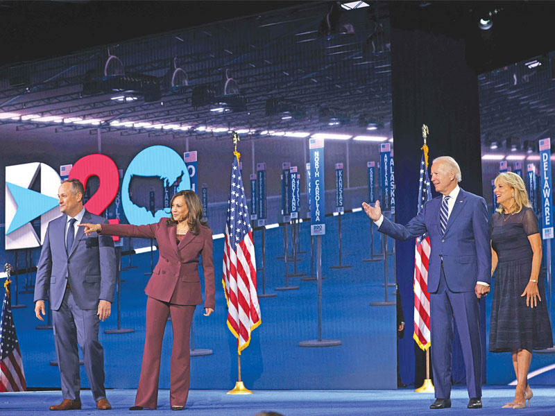 هاريس مع زوجها دوغلاس إمهوف وبايدن وعقيلته في ويلمنغتون أمس الأول  (أ ف ب)